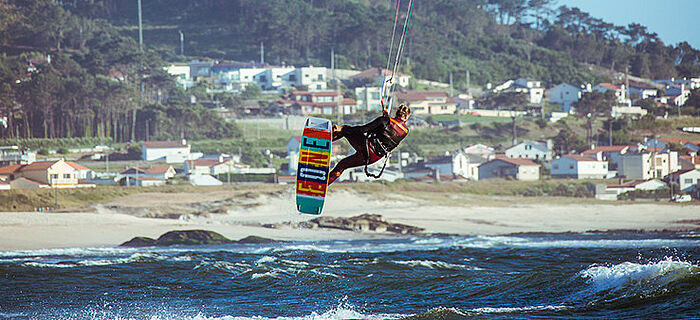 Aprenda a praticar kitesurfe na escola de kite da KBC em Moledo, Portugal