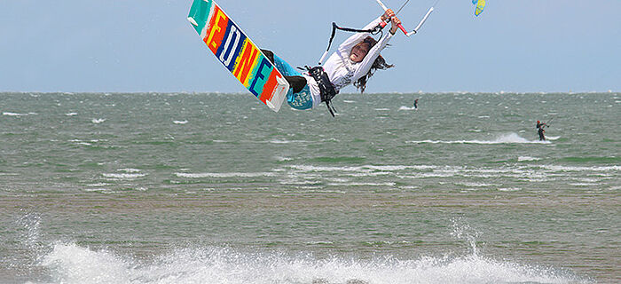 Aprenda a praticar kitesurfe na escola de kite da KBC na praia de kite de Brouwersdam